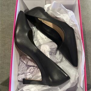 Vince Camuto Black Women's Pumps - Restio
